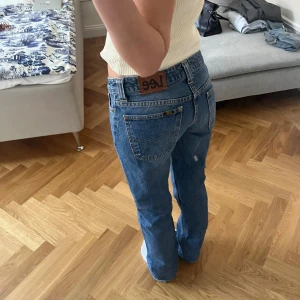 Lågmidjade lee jeans - Snygga vintage lee jeans. De är raka och lågmidjade. Midjemått tvärs över: 38cm, innerbenslängd: 75cm
