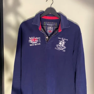 Vintage marinblå pikétröja Morris  - Super snygg Manchester tröja från Morris. Sitter som M/L i storleken, pris kan diskuteras