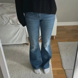 Lågmidjade Weekday blå bootcut jeans - Säljer ett par klassiska blå weekday jeans med bootcut passform. Jeansen har fem fickor, låg midja. Första bilden är lånad pga försmå för mig i midjan!! Men andra bilden är min. Hon jag köpte de av sa att de endast var använda ca 1 gång💓💓