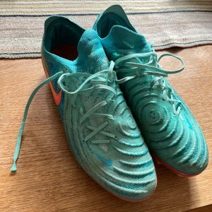 Nike fotbollsskor  - Använda en del men i bra skick, vissa dobbar är dock sönder på båda skor men funkar ändå, skriv om ni vill ha bild