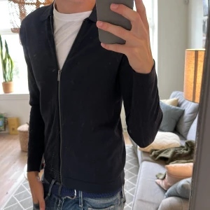 Stickad zip tröja  - Trendig och skön zip tröja. Inga defekter skriv vid fundering ✌️