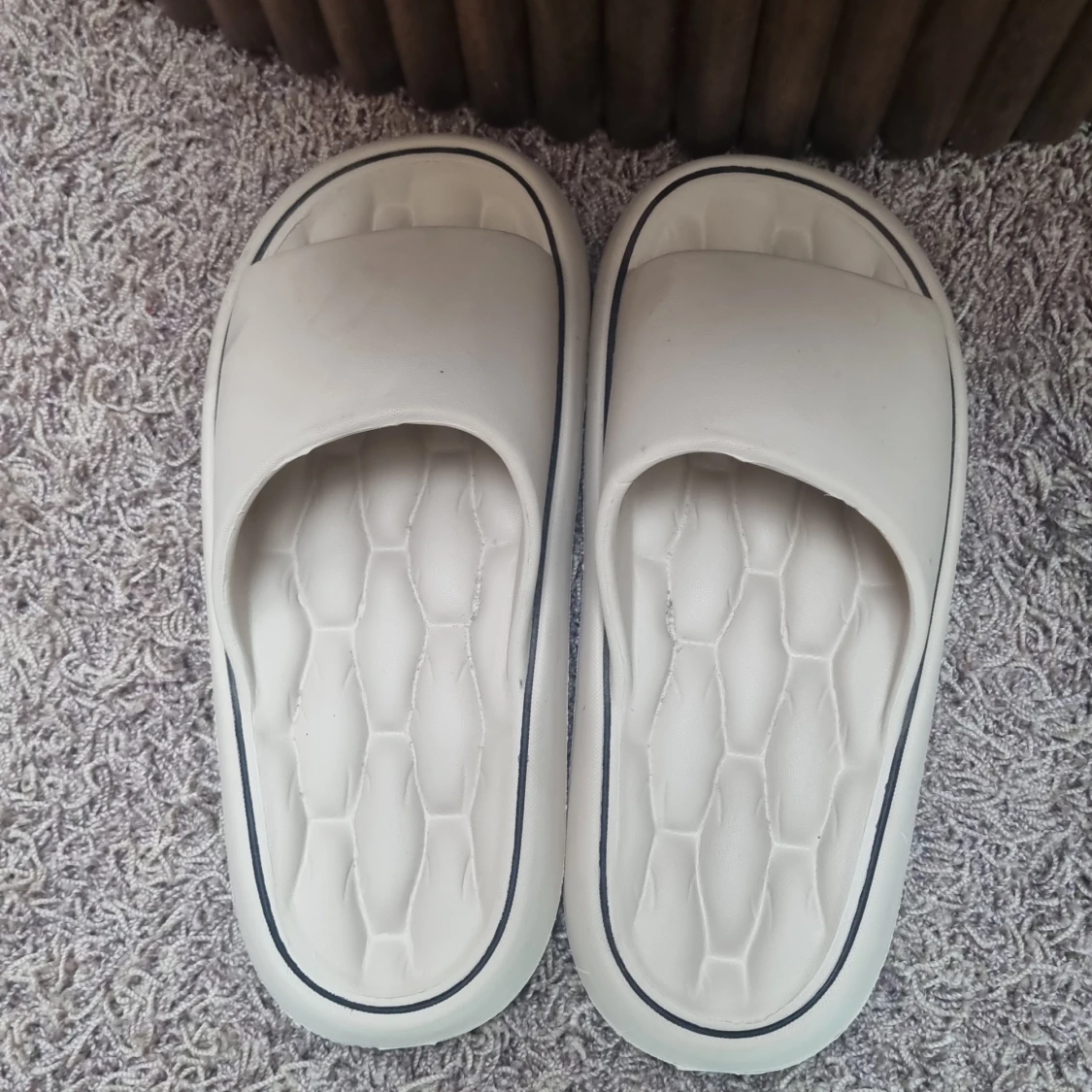 Vita chunky sandaler med platt sula