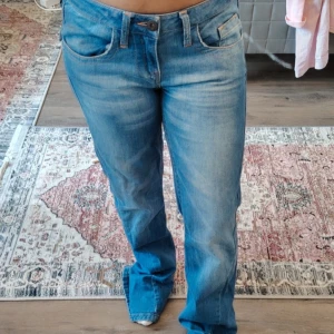 Vero moda jeans - Snygga jeans strl 38/32. Säljer för de är för stora o långa på mig som är 153. Raka med lite utsvängda bara. 
