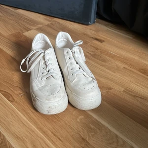 Snygga enkla skor - Skor från Hollys i fint skick, inte tvättade men knappt använda annars. Strl 39 (lite stora i storleken)