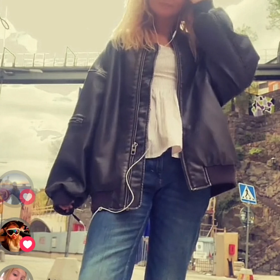 Oversized svart bomberjacka i skinnlook - 1