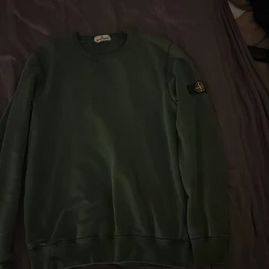 Stone Island - En snygg tröja från Stone Island som jag inte använder längre som är i ett väldigt bra skick skriv vid funderingar 