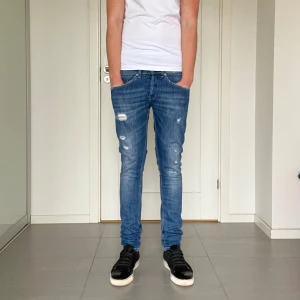 Dondup George jeans  - Säljer nu dessa Dondup George jeans med snygga slitningar i populär design, skriv för fler bilder/frågor🙌🏼