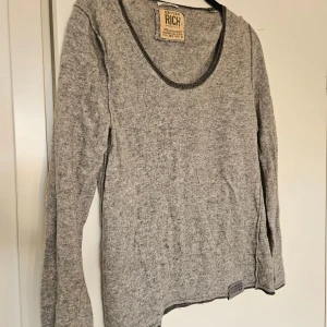 Grå kashmirtröja från Better Rich - Mjuk och stilren grå tröja från Better Rich i kashmirblandning. Tröjan har rund halsringning, långa ärmar och en enkel, klassisk design med diskreta sömmar och liten etikett nertill. .