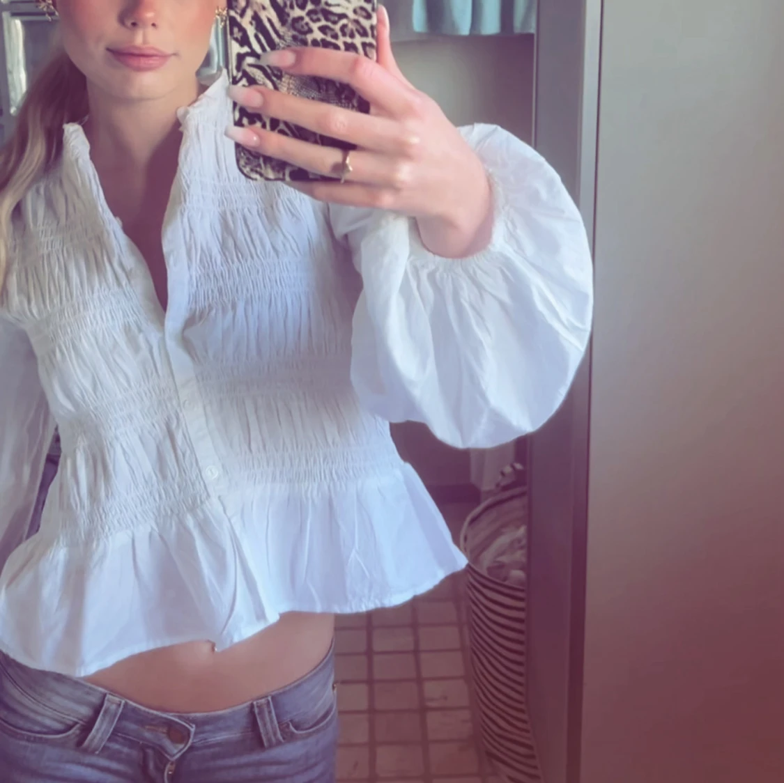 Vit blus med volang från Nelly