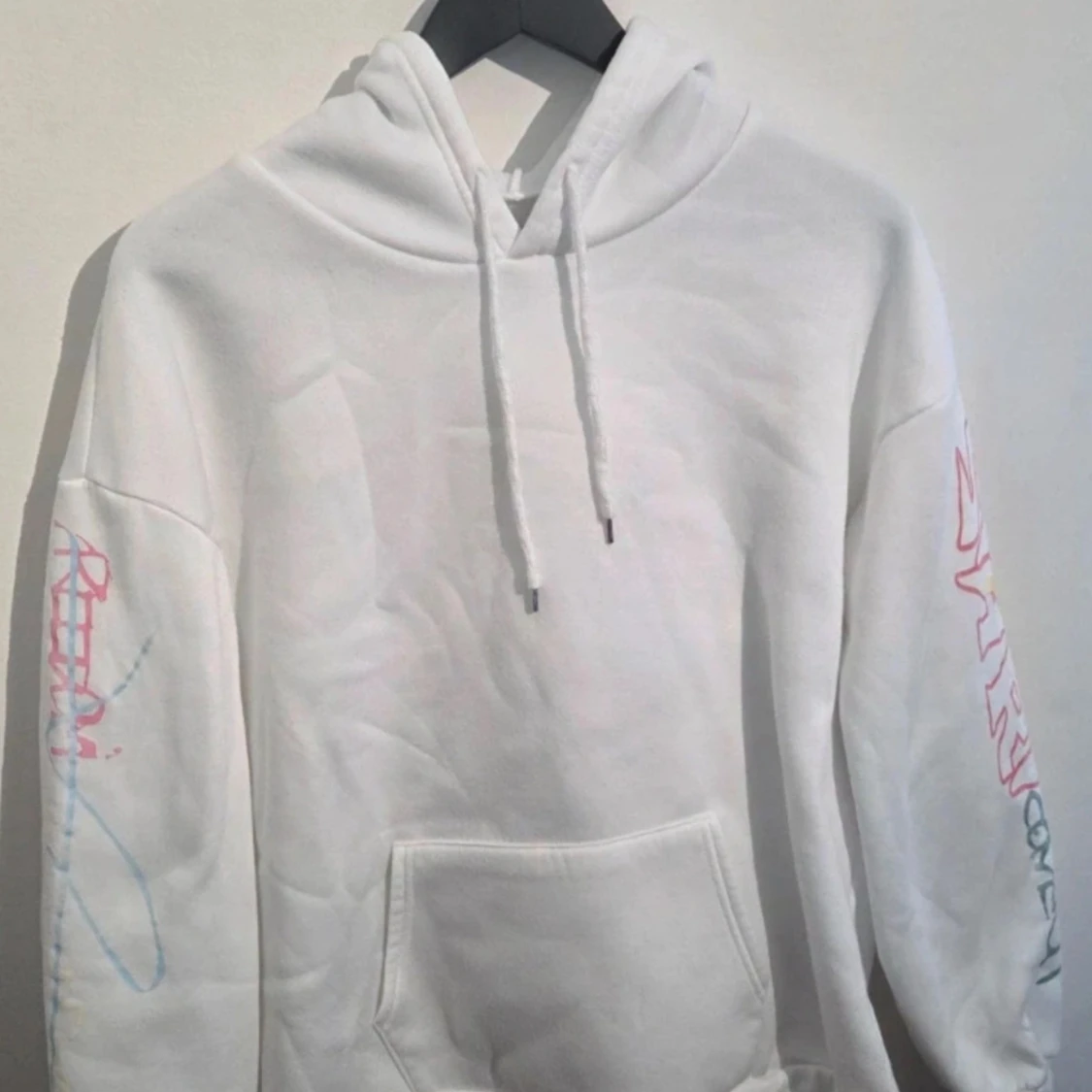 Vit hoodie med grafiskt graffiti tryck