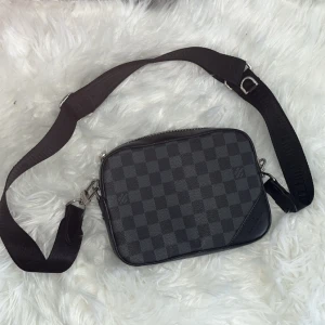 Snygg märkes väska  - Crossbody väska märke, perfekt scick kan diskutera priset 