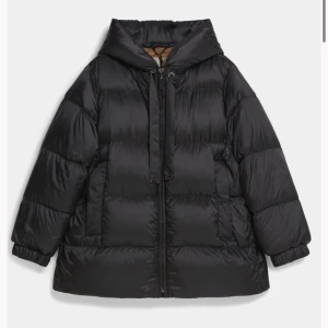 Max Mara Seia MM down jacket  - Jättesnygg som jag köpte i januari 2024 på Jackie i Fältöversten, så användes halva jan-feb, använde inte i vintras då jag hade andra jackor så den säljs då den tyvärr inte kommer till användning. Sjukt snygg, endast en liten defekt på en ärm, täckt av ett litet svart typ klistermärke. Annars jättefint skick! Nypris 7400kr