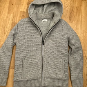 Stickad cardigan/jacka - Riktigt fet stickad cardigan jacka till vintern i bra skick,sjukt eftertraktad och för endast 899. Storlek M, för mer bilder eller frågar kom privat, pris går att diskuteras!