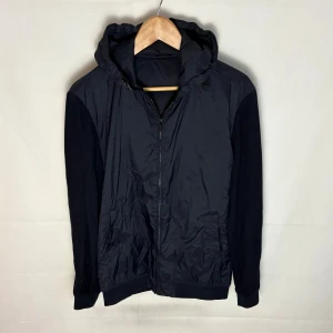 Massimo dutti cardigan  - Modellen är 185. L men passar M