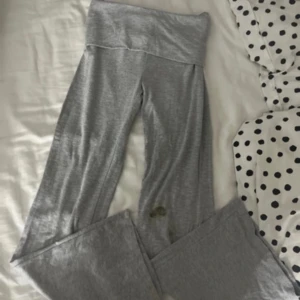 Grå mjukisbyxor från Kappahl - Grå mjukisbyxor från Kappahl med bred, hög midja och raka ben. Byxorna är tillverkade i mjukt bomullsmaterial och har en avslappnad passform som är perfekt för chill dagar hemma.