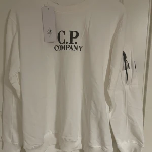 Vit sweatshirt från C.P. Company - säljer en riktigt fet Cp company tröja, orginallapparna ingår och allt är i sin ordning. den är stolek M men passar även S om man söker en lite tightare passform