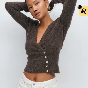 Brun omlott kofta med knappar - Söker denna kofta i S! Hör av dig om du kan tänka dig sälja 