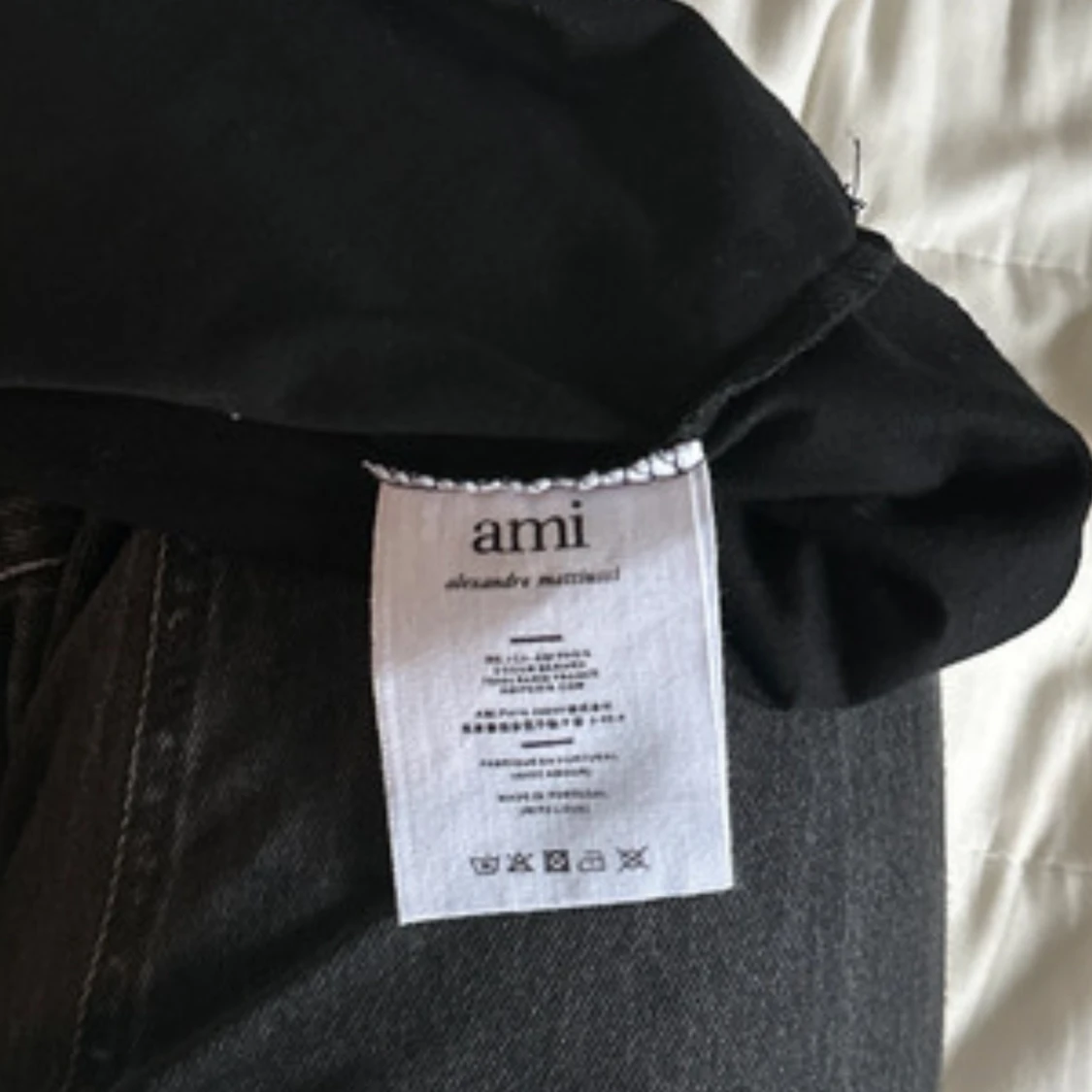 Svart t-shirt från Ami med rött hjärta - 4