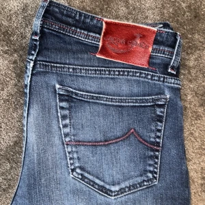 Jacob Cohën Jeans - Säljer den här väldigt exklusiva Jacob Cohën jeansen 🇮🇹. Jeansen har blå tvätt med röda sömmar vilket är en väldigt eftertraktad modell‼️‼️Bara att höra av sig vid fler frågor!📲📲 storlek 33 men sitter som storlek 32