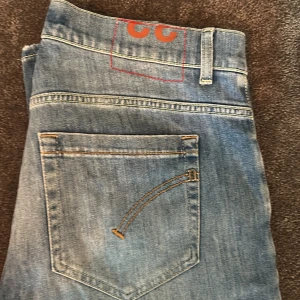 Dondup Jeans George  - Skitsnygga och eftertraktade Dondup George Jeans! Jeansen är i skit bra skick och har inga som helst defekter. Storlek 33 men passar även 31 och 32 ‼️‼️ Bara att höra av sig vid fler frågor!📲📲