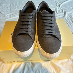 Grå sneakers Axel Arigato mocka storlek 42. - Snygga grå sneakers från Axel Arigato storlek 42.