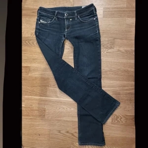 Lågmidjade jeans - Ett par Snygga Lågmidjade vintage jeans. Från Diesel industrys x Adidas.🌹 Midjemått: 76 cm. Modell: ADi-LOWKY