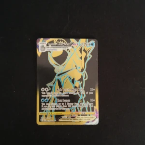 Ice Rider Calyrex VMAX - Cool och exklusivt Pokémon-samlarobjekt! Ice Rider Calyrex VMAX är en glittrande och kraftfull spelkort som passar perfekt för dig som älskar Pokémon och vill ha något unikt i din samling. Perfekt för både spel och display – ett måste för fans!