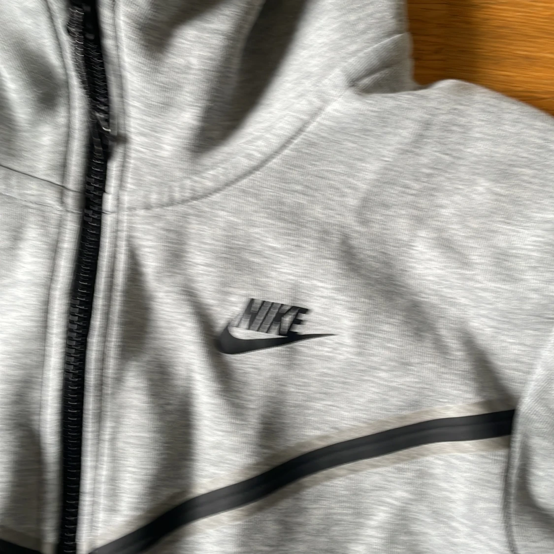 Grå Tracksiut med huva från Nike - 2