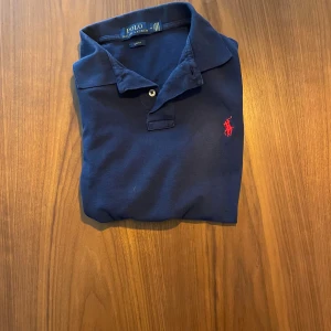Ralph lauren pike - Säljer en snygg blå Ralph lauren piké. Inga defekter alls, jättefint skick. Står storlek M men sitter mer som S.
