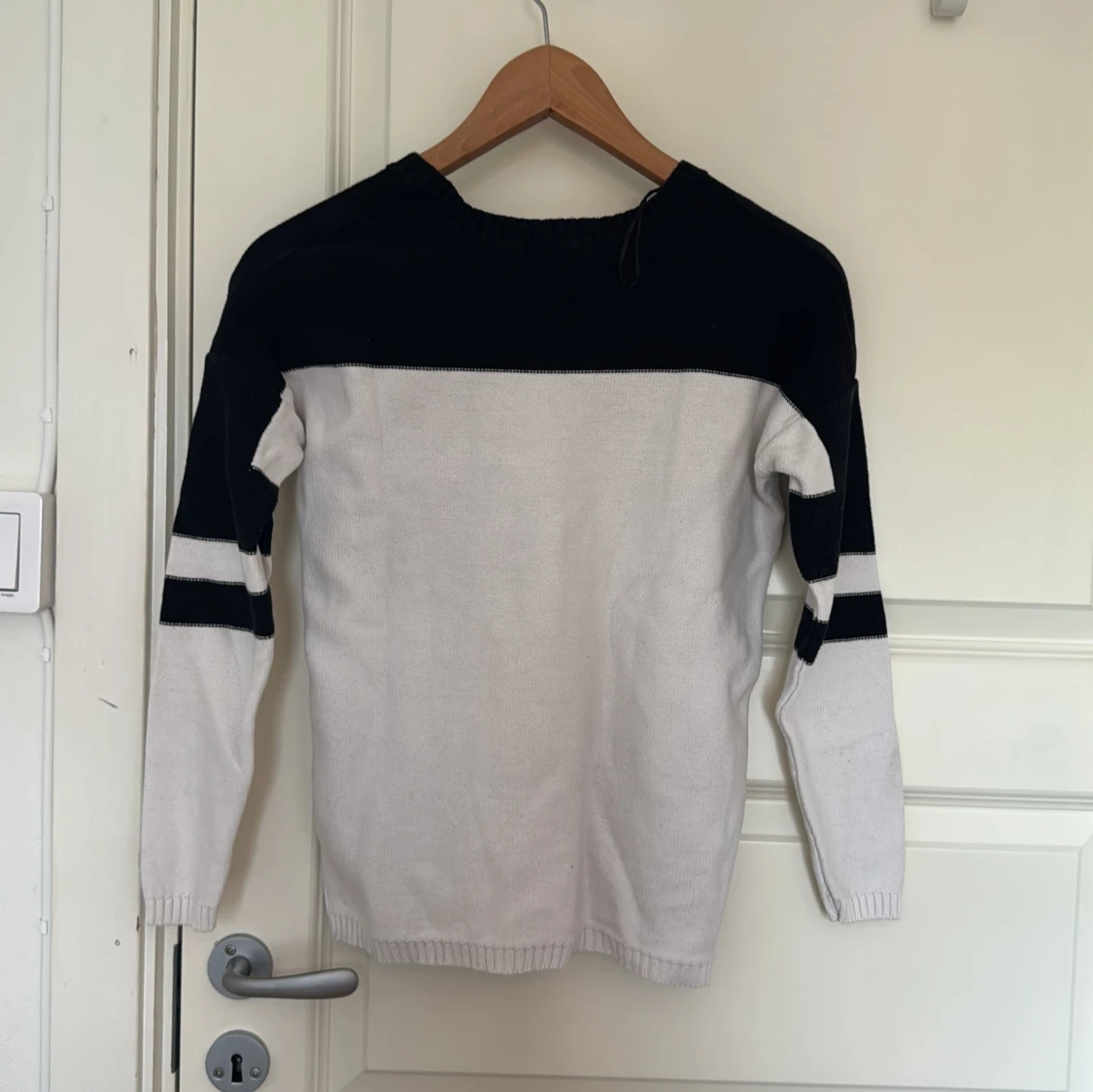 Svartvit stickad tröja från Rut&Circle - 1