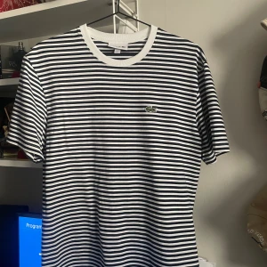 Lacoste tröja - Lacoste tröja i storlek S, lite större i storleken, sjukt bra skick, i princip helt ny. Köpt för 1299kr så mitt pris blir 489kr, kan diskuteras hör av er