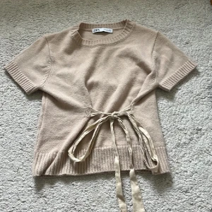 Zara knyt topp - Sjukt fin knyt topp från Zara , kan säljas vid ett bra pris då jag inte är 100 säker på att jag vill sälja men vill veta vad jag kan få för den 🥰