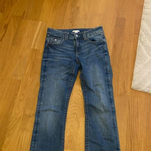 Jeans Gina Tricot - Populära jenas från Gina Tricot i stolen 170, passar som S. Aldrig använda!
