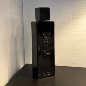 YSL MYSLF EdP 100ml - Säljer nu denna påfyllningsbara parfym från YSL, detta är EdP varianten i deras MYSLF linje. Det är ca 70% kvar av flaskan (visas på bild 3). Köpt på Åhléns för 1 575 kr. Pris går att diskutera. Har gärna av dig om du har frågor! 