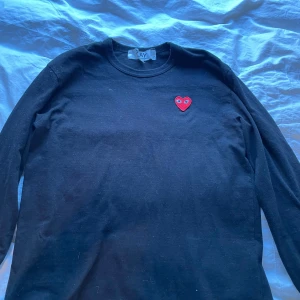 Svart Commes des Garçons Long Sleeve. Storlek L. - Passar även S-M beroende på hur man vill att den sitter. 
