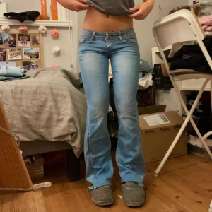 Lågmidjade bootcut jeans - Säljer dessa väldigt lågmidjade jeans som är utsydda till bootcut. Midjemått 35 cm och innerbenslängden är 76 cm. Jeansen är i stretchigt matrial. Kontakta mig gärna privat vid frågor eller liknande,  säljer även fler lågmidjade jeans i min profil💗💗