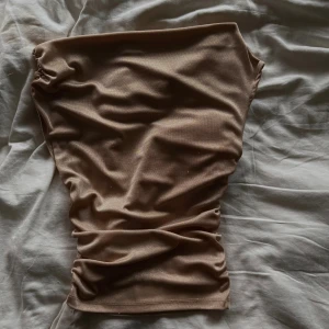 gyldig asymmetrisk topp - jätte snygg guldig asymmetrisk tshirt som har några få tråddragningar som syns på andra bilden 💓