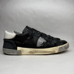 Philippe Model PRSX low  - Varumärke: Philippe Model  Modell: PSRX  Storlek: 43  Skick: 8/10 ( väldigt bra skick )  Nypris: 3700 SEK