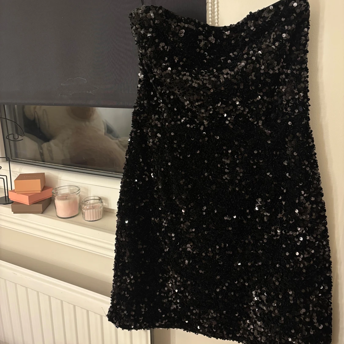 Svart paljettklänning axelbandslös nyår - 1