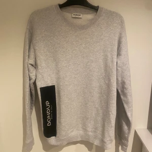 Dondup Tröja -  exklusiv tröja från (Dondup ) Perfekt nu till hösten & Vintern 💸Pris:[199kr] 👔Storlek:[L] ✨Skick:[9/10] Tveka inte att kontakta oss vid frågor & funderingar! 