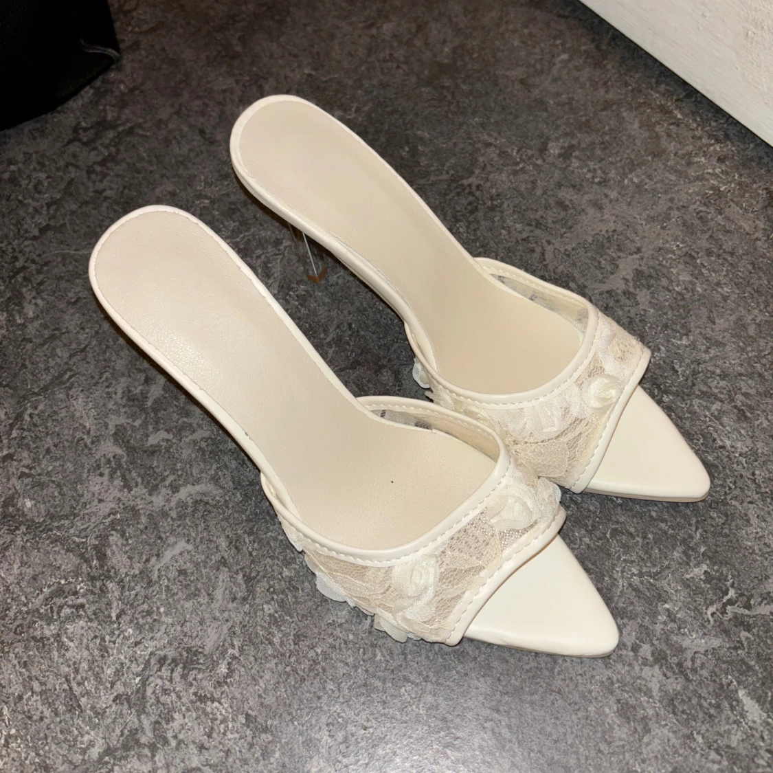 Vita spetsiga klackskor med spets