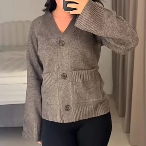 Lager 157 brun cardigan - Populär stickad cardgian från lager 157 brun i S (slutsåld)Prislappen är kvar! , pris går att diskuteras. Hör av dig on du vill byta (söker en xs) 🤎 (intressekoll) 