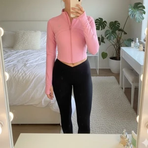 Svarta V-shape leggings  - Svarta leggings från H&M Sport med snygg criss cross formad midja som ger en modern look. Tight passform och stretchigt material som passar perfekt till träning eller chill. 