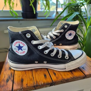 Converse stl 37.5 - Svarta Converse i storlek 37,5 men passar mig som vanligtvis har 38 också. Väldigt fint skick då dom bara är använda vid ett tillfälle. 
