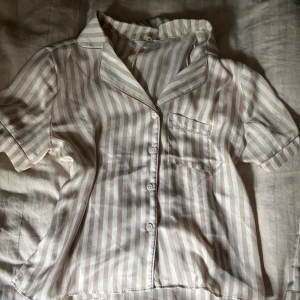 Silkes pyjamas vit och ljusrosa/beige randig från Primark - En superfin och lyxig pyjamas från Primark🤍 Vit och ljusrosa/beige ränder och säljer för att den är lite för stor för mig och jag har storlek xs så skulle gissa att den passar S. HELT ny