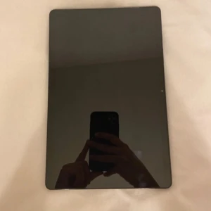 Samsung Galaxy A9 Tab - Helt ny Samsung Galaxy A9 tab. Endast använd fåtal gånger. Säljer den då vi fått en annan samtidigt som används istället för den. I priset ingår skal/fodral (se bild) i mycket bra material som har som ett magnet ”lås” samt laddare. Surfplattan kommer nollställd. Inga repor eller skador. Helt perfekt skick. I färgen Graphite. Köpt via Telenor. Nypris allt som allt ca 4000. Priset kan diskuteras. Hör av er vid frågor eller om ni önskar fler bilder.   Lagringskapacitet: 64GB.