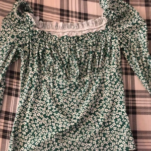 Söt blommig tröja - Super gullig blommig tröja. Som har lite speciell utseende på bröstet. Och lite öppen. Tröjan är ifrån shein och jag säljer den för den är för tajt på mig. Skriv om ni vill se den på!