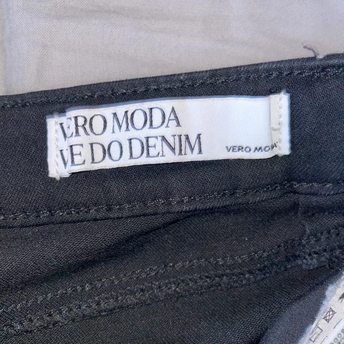 Svarta bootcut jeans från Vero Moda - 1