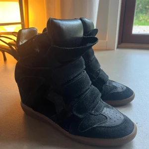 Svarta sneakers Isabel Marant strl 38 - Populära skor från isabel marant i storlek 38, finns tecken på användning, sulan/klacken inuti är lite sliten men inget som man tänker på. Tveka inte att skriva prisförslag eller frågor vid funderingar! 🥰