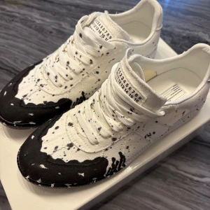 Maison margiela skor - Eftertraktad Maison margiela black paint splatter. I storlek 42 passar även 43🙌. Kom med frågor och bud😁